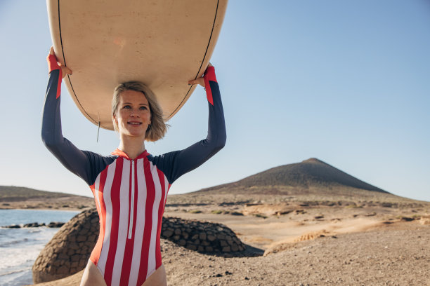 美丽的女性冲浪者在海滩上图片下载