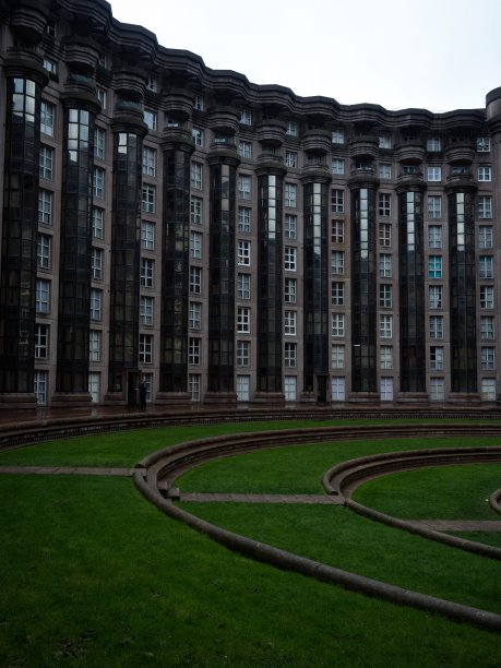 在嘈杂的大巴黎，法国欧洲的后现代建筑建筑群Espaces d Abraxas全景视图图片下载