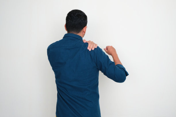 成年亚洲男子肩痛的背影图片下载