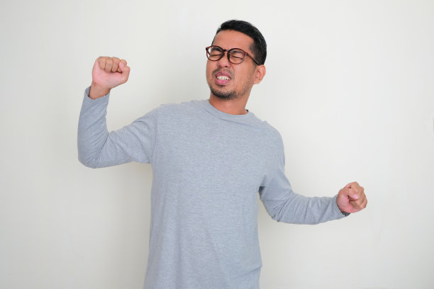 成年亚洲男子戴眼镜伸展背部肌肉图片下载