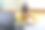 女孩躺在客厅的地板上，用笔记本电脑和书做作业图片下载