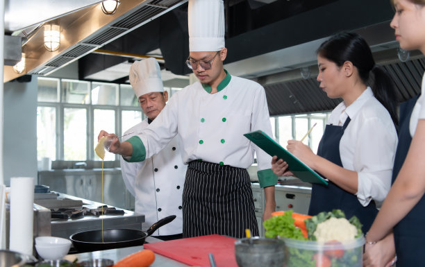 烹饪课程的氛围，是与厨师密切合作，并向公认机构的经验丰富的厨师学习。图片下载