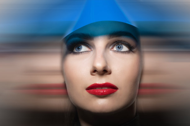 用蓝色塑料罩遮住眼睛的女性特写工作室肖像图片下载