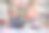 客户通过扫描手机应用程序付款给年长的男性花店老板。图片下载