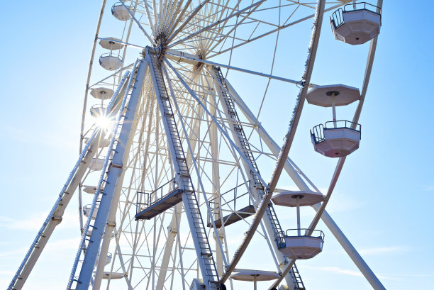 蓝天上的摩天轮图片下载