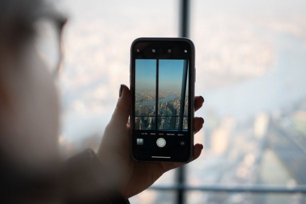正在拍摄城市风景的手机屏幕的选择性图片下载