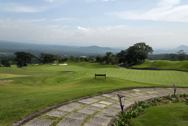 美丽的高尔夫球场被阳光照亮图片下载