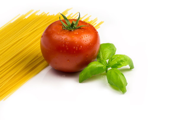 白色背景上的番茄、罗勒叶和意大利面特写图片下载