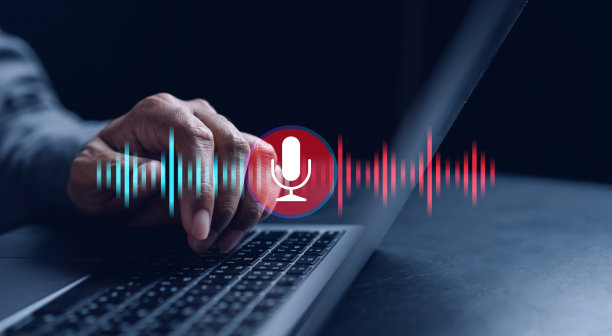 商人通过计算机录音与客户的对话，电话营销，咨询，语音辅助获取信息和应用，写消息和发送消息。图片下载