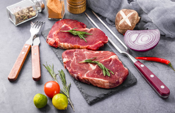 混凝土背景上的新鲜牛排图片下载