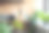 微笑的女企业家坐在小型创业办公室的桌子上图片下载