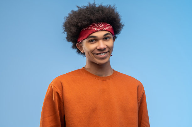 一个黑头发的年轻人，看上去很满足图片下载