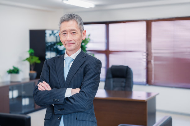 执行管理层在会议室里双手交叉图片下载