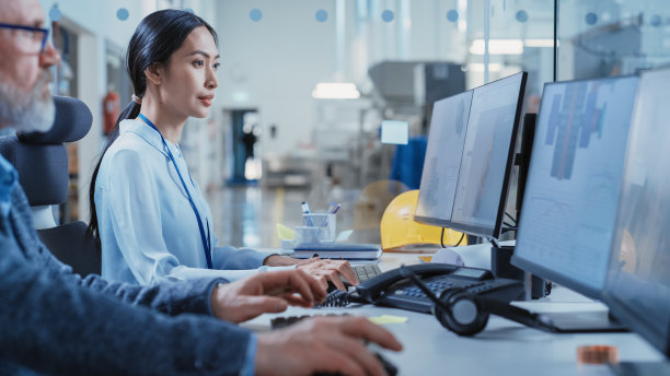 工厂办公设施:工业工程师在计算机CAD软件上起草重工业机器零件的蓝图。现代技术研发中心。图片下载