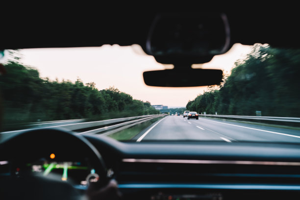 选择性地集中在街道公路上，通过舒适的旅行汽车，男性司机轮式运输，通过州际高速公路到达目的地，执行机动车辆图片下载