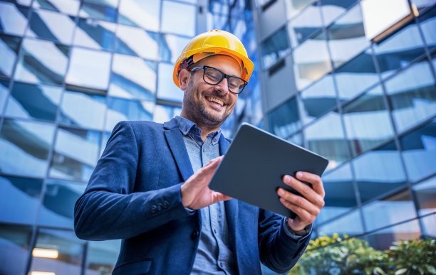 建设监理。建筑师在建筑工地进行检查。建筑的概念图片下载