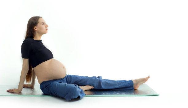 怀孕阶段。孕妇练习瑜伽图片下载