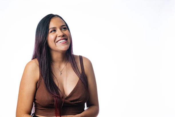 拉丁美洲年轻女子微笑着看着地平线。带着自然微笑的女孩图片下载