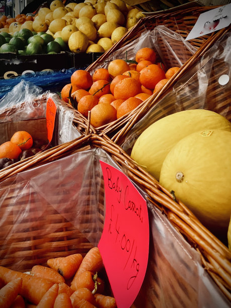 蔬菜，水果和坚果在绿色食品杂货店展示图片下载