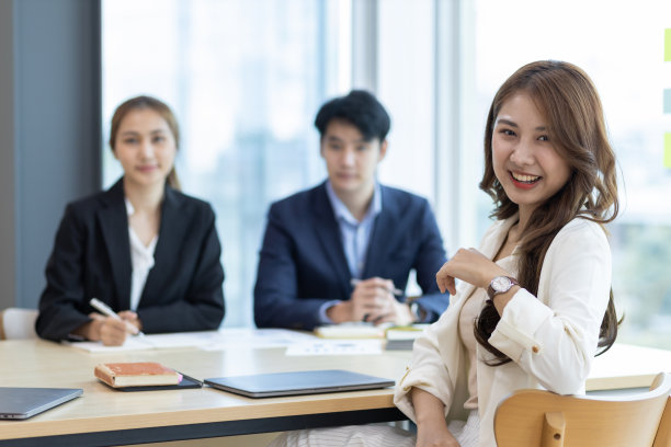 同事们开会讨论项目计划和市场研究，以促进业务利润增长。组织中人员的协作。图片下载