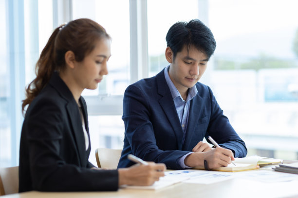 同事们开会讨论项目计划和市场研究，以促进业务利润增长。组织中人员的协作。图片下载