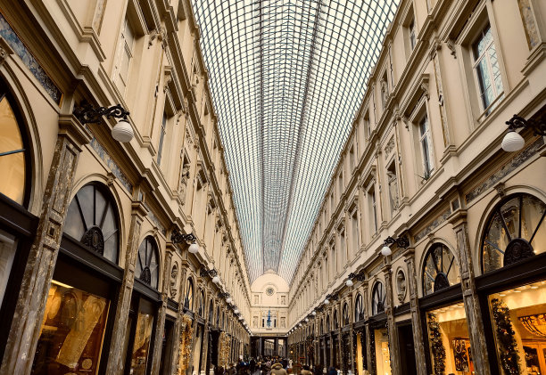 历史皇家画廊圣休伯特通道与圣诞装饰在比利时布鲁塞尔图片下载