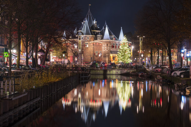 阿姆斯特丹纽马克广场Waag大楼前的圣诞树图片下载