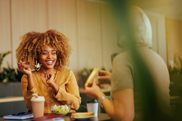 午餐休息时间的不同同事。图片下载