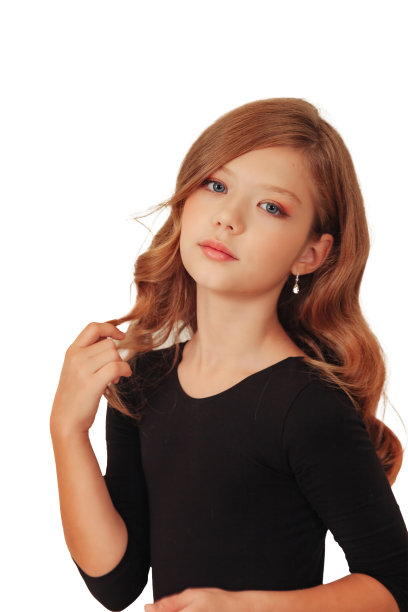 运动小女孩模特摆着体操运动服孤立的白色背景，看着相机。肖像时尚的孩子女孩在室内。运动时尚的风格概念。复制广告的文字空间图片下载