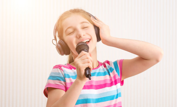 快乐的小歌手图片下载