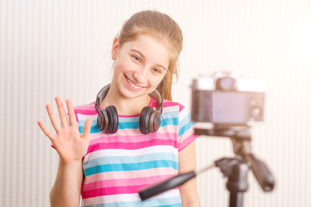 女孩对着镜头摆姿势图片下载