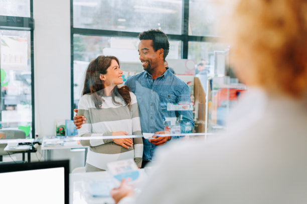 药房里的快乐夫妻。图片下载
