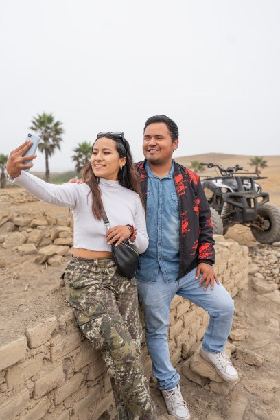 一对夫妇在一次短途旅行中与四轴飞行器自拍图片下载