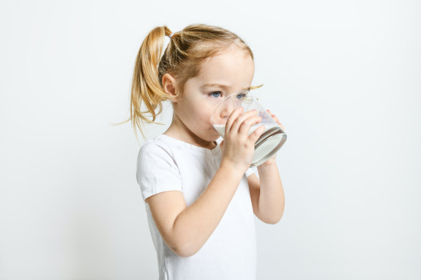 白色背景下孩子喝牛奶的图片图片下载