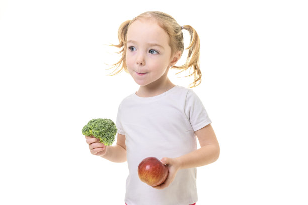 白底花椰菜和苹果的小女孩图片下载