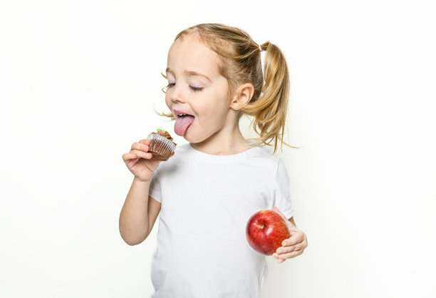 小女孩，白色背景上有小蛋糕和苹果图片下载