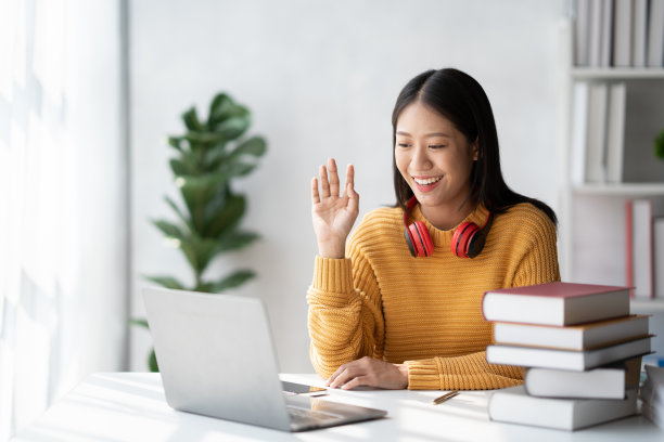 年轻的大学生正在与她的同学进行网上会议。在线学习教育理念。图片下载