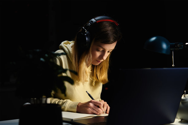 女设计师晚上在家办公图片下载