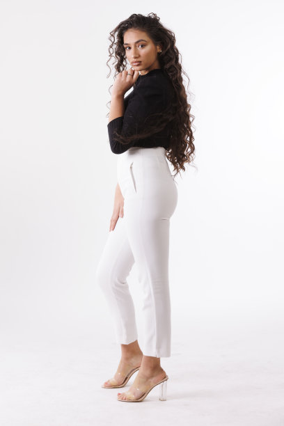 一个年轻的黑发模特在照相馆的照片会议上的白色背景图片下载