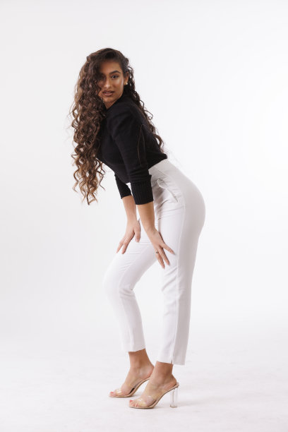 一个年轻的黑发模特在照相馆的照片会议上的白色背景图片下载