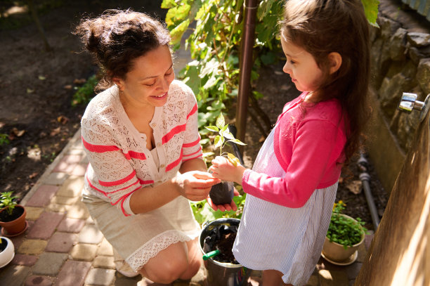 早春的一天，母女俩在生态农场种苗。生态农业图片下载