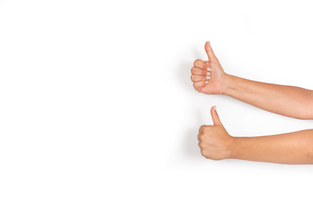 在白色背景上，女性双手竖起大拇指图片下载