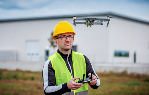 有无人机的工程师。控制论和机器人的概念图片下载