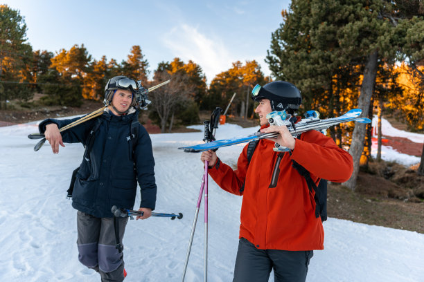 两个带着滑雪装备的男孩图片下载