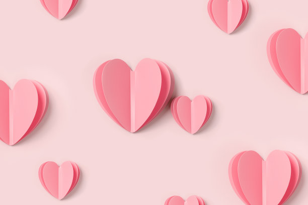 粉红色的心在粉红色的背景，最小的趋势模式，粉彩单色打印作为情人节或婚礼的背景。剪纸心形，浪漫节日概念，俯视图图片下载