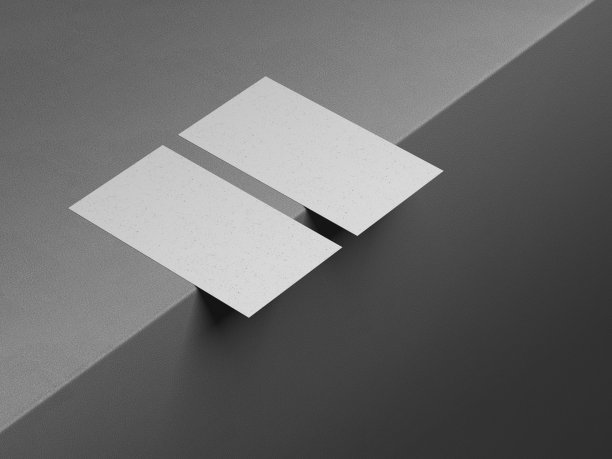 两张白色的商务名片用豪华的纸张做成，背景是浅色的皮革。创意最小的商业布局。三维渲染图片下载