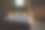 金字塔形木屋卧室的双人床。平房内部金字塔形状的墙壁。小房间，倾斜的墙壁，窗灯，吸顶灯，树干角落，铺床。图片下载