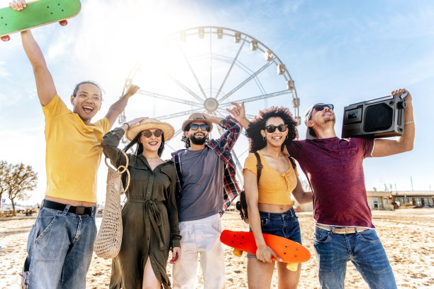 一群快乐和微笑的朋友在夏天的时候在海滩上散步-快乐的年轻多种族的人在海滩上享受阳光灿烂的日子-与男孩和女孩享受夏天的友谊概念图片下载