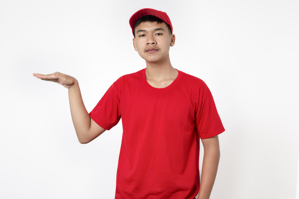 快递员送货概念。微笑年轻的亚洲送货员在红色制服隔离在白色背景手势与手显示尺寸插图图片下载