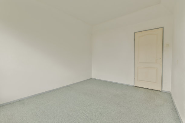 空房间有窗户和暖气片图片下载